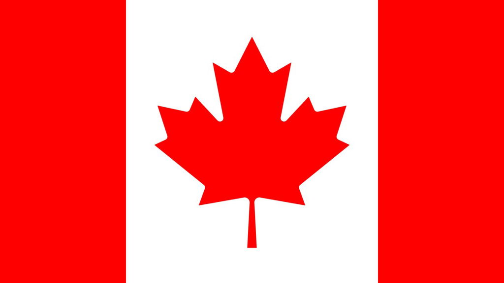 Bandeira do Canadá sob o céu nublado.