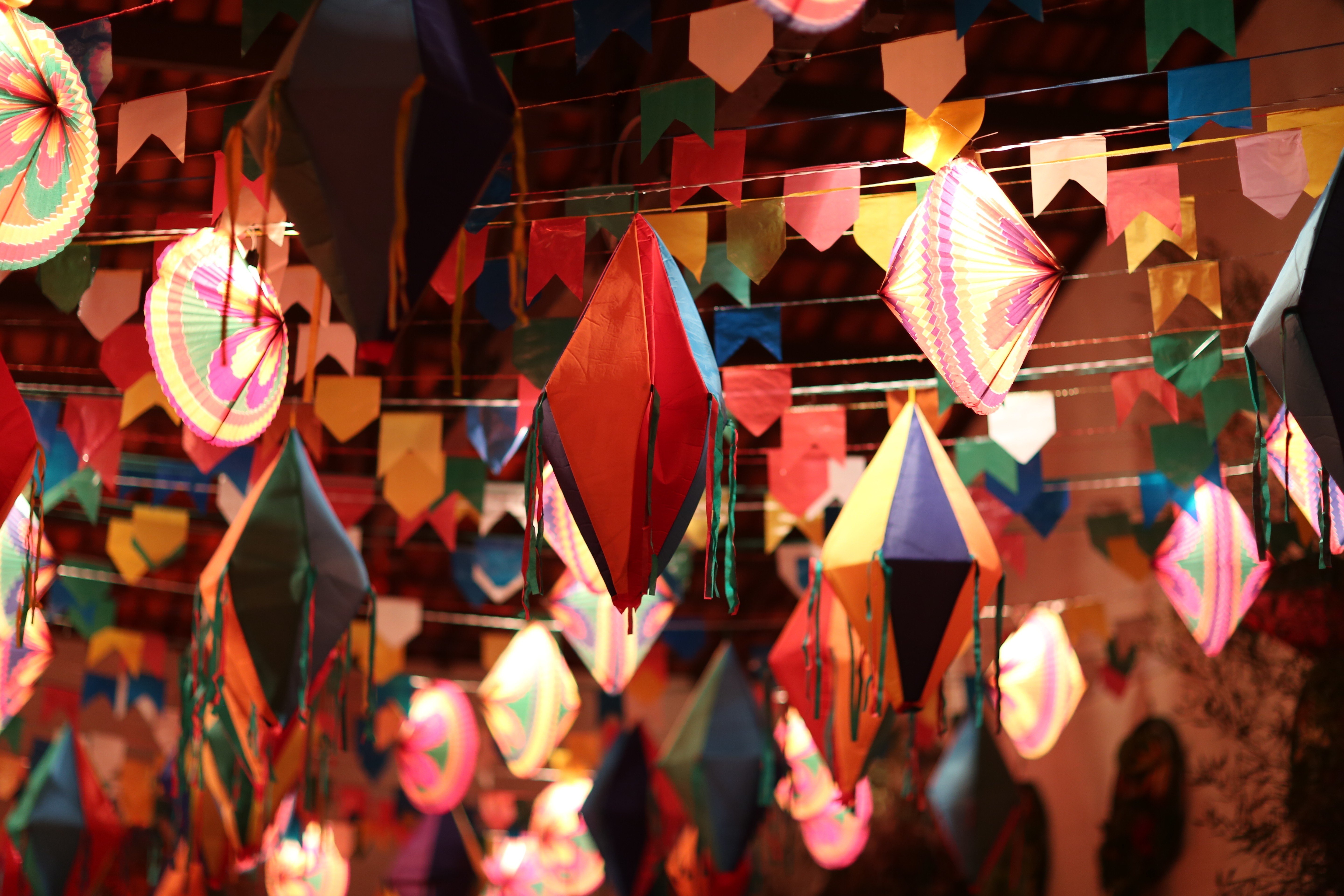 Balões e bandeirinhas de festa junina.