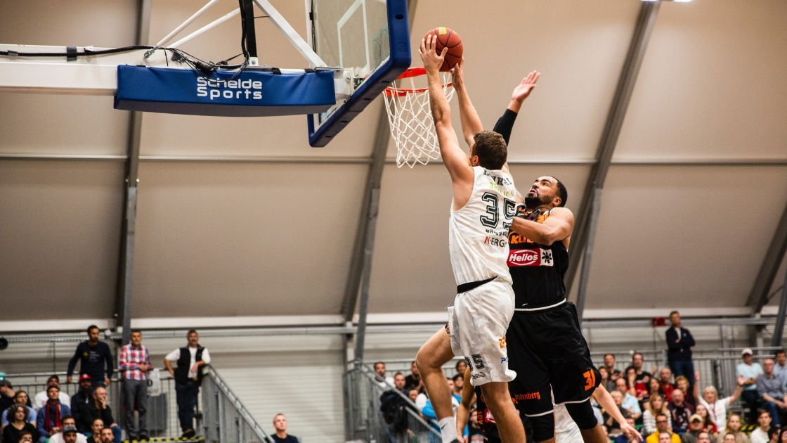 Basquete, Esporte E Jogar Com Uma Bola Nas Mãos De Um Jogador