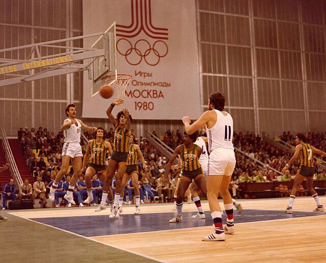 Jogadores em uma partida de basquete