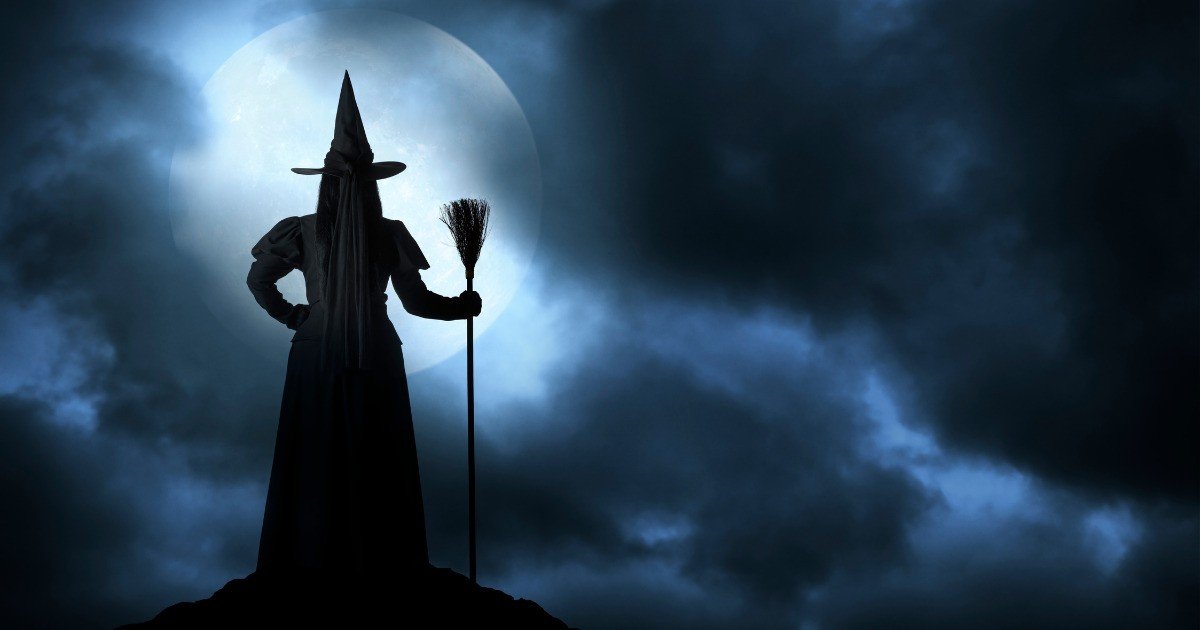Silhueta de uma bruxa com sua vassoura e com a lua cheia ao fundo