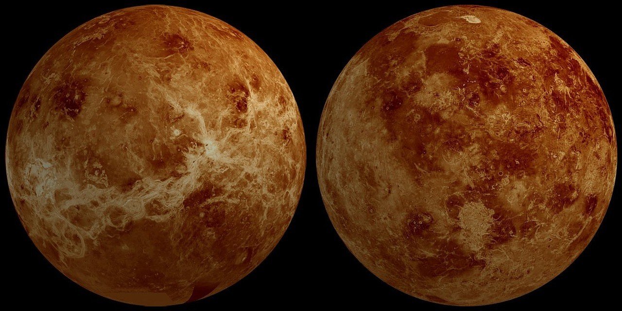 Os dois lados do planeta Vênus, de cor alaranjada, vistos um ao lado do outro.
