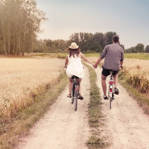 Casal andando de bicicleta