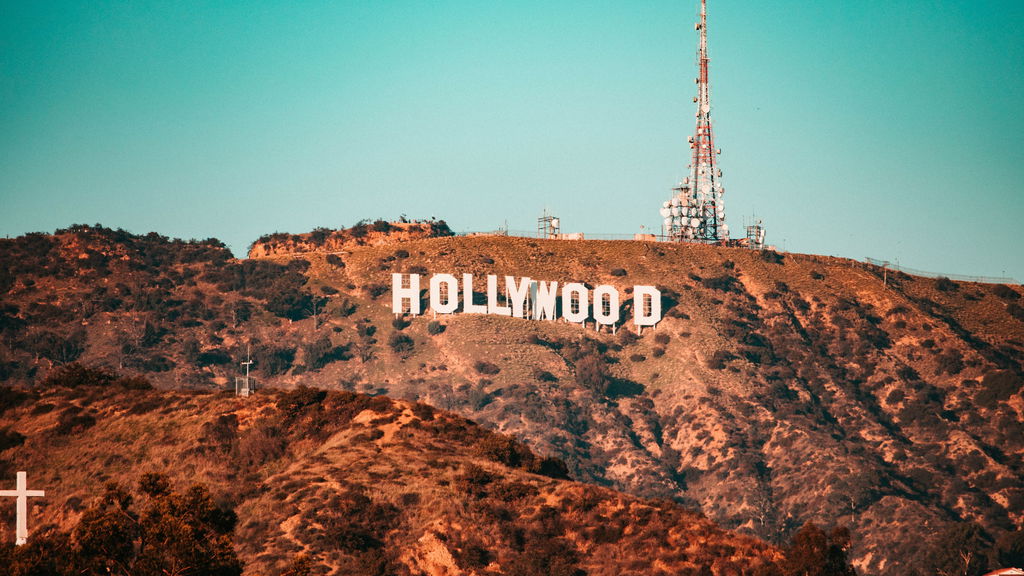 Placas em branco, sobre a montanha, onde está escrito Hollywood.