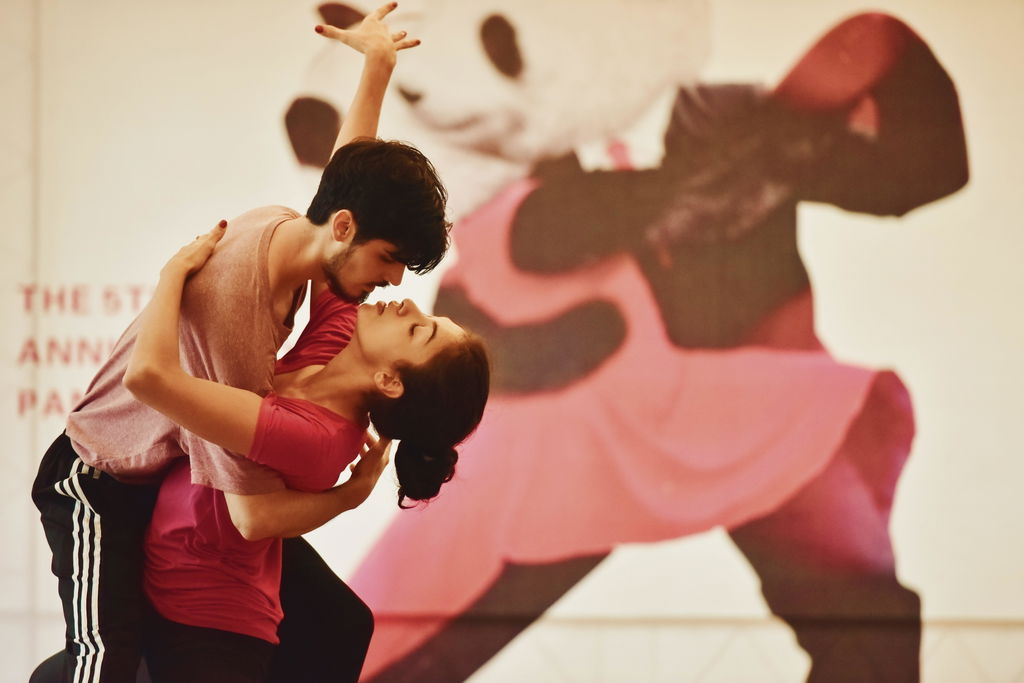 Casal de dançarinos ensaia passos de tango.