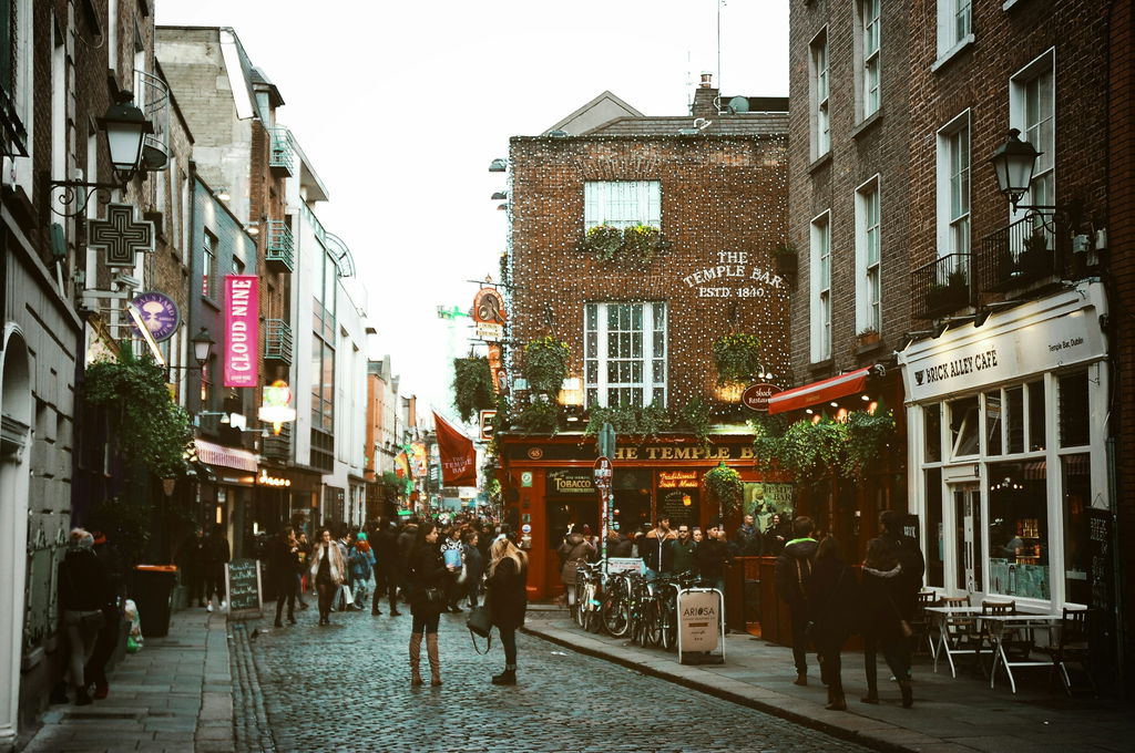 Rua de Dublin estreita e tradicional de Dublin, com arquitetura típica, molhada pela chuva.
