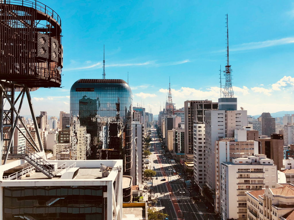 Prédios e Avenida Paulista, em São Paulo, visto de cima.