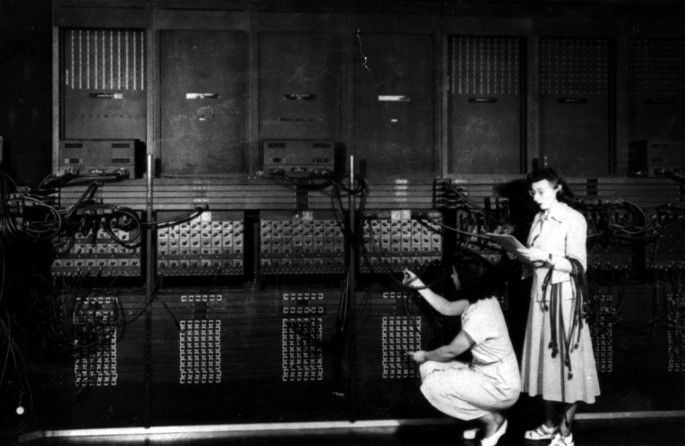 Programadoras trabalham no ENIAC.
