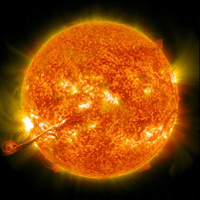 Explosões solares que geram calor e energia.