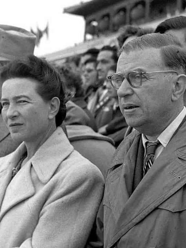 filósofos Simone de Beauvoir e Jean Paul Sartre em preto e branco.