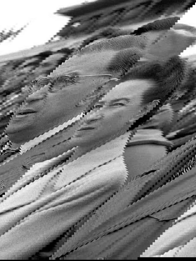 filósofos Simone de Beauvoir e Jean Paul Sartre em preto e branco.