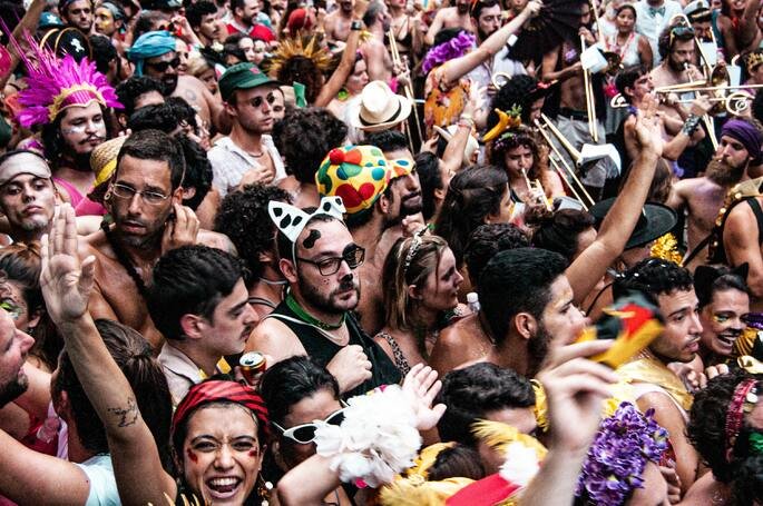O Carnaval é a maior festa popular do Brasil.