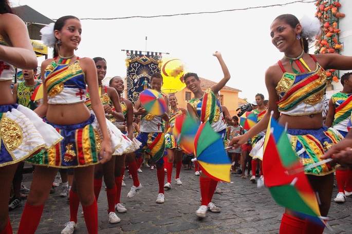 Mundo da Dança - HISTÓRIA DO FREVO Em meados do século XIX, em