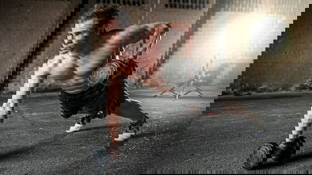 Homem faz exercícios anaeróbicos