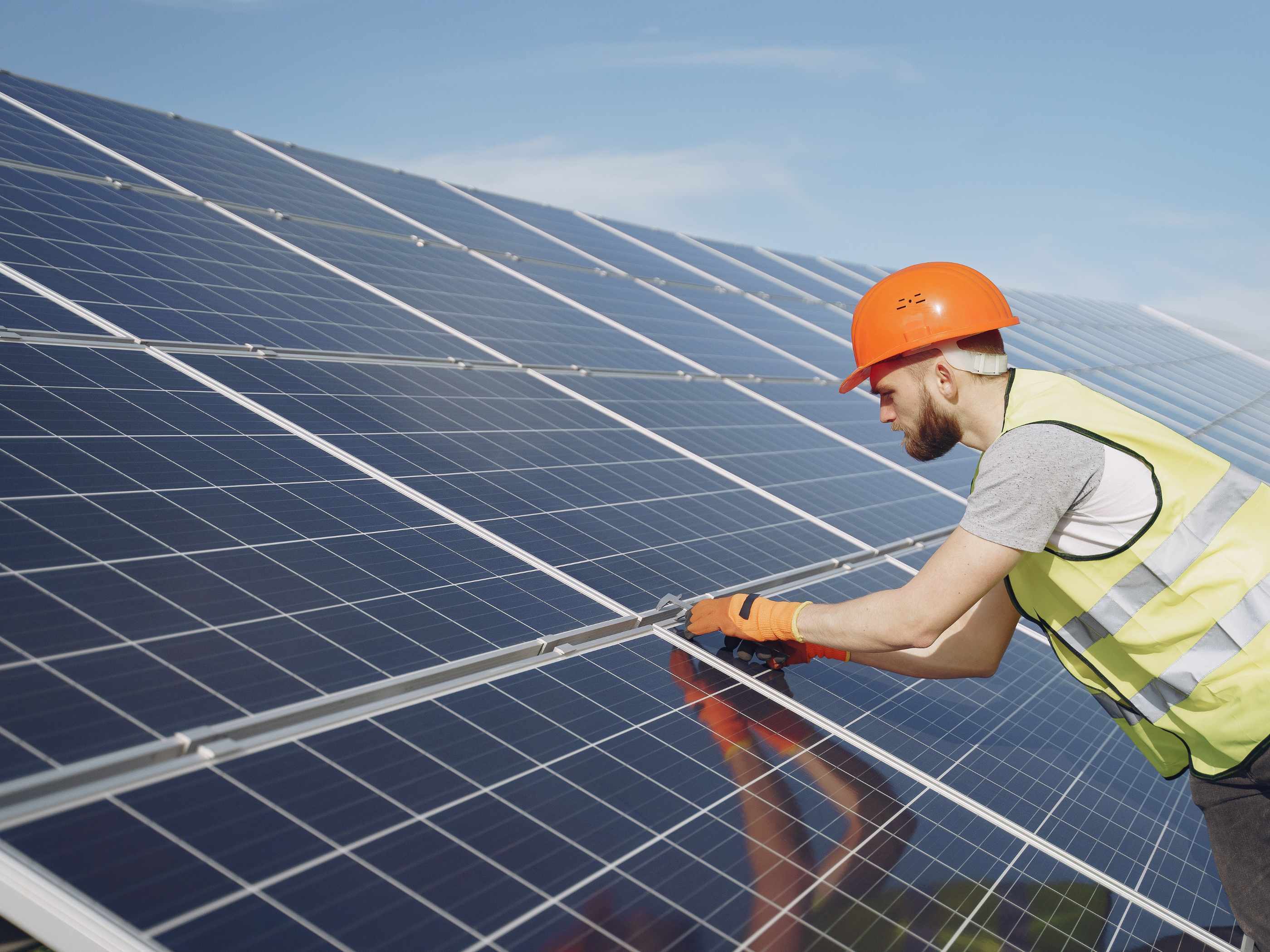 Homem instalando painéis solares
