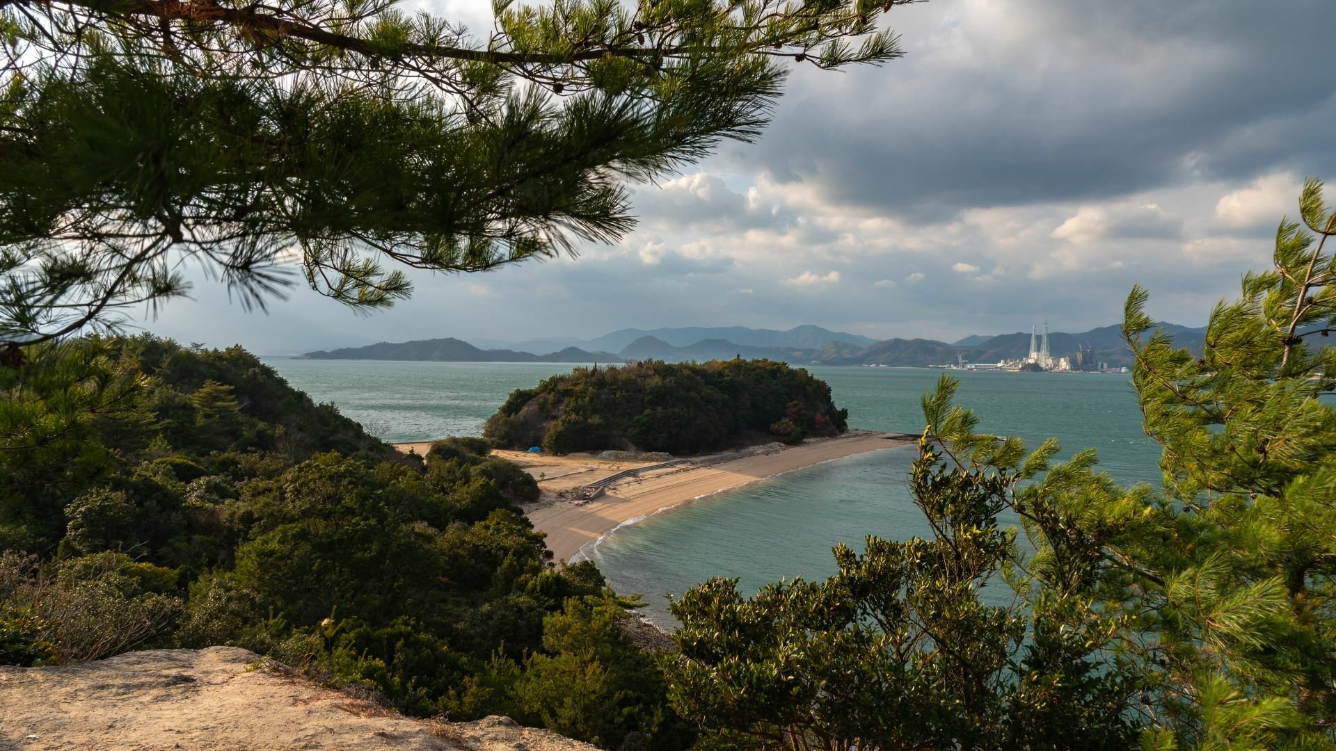 Fotografia da costa da Ilha dos Coelhos, no Japão.