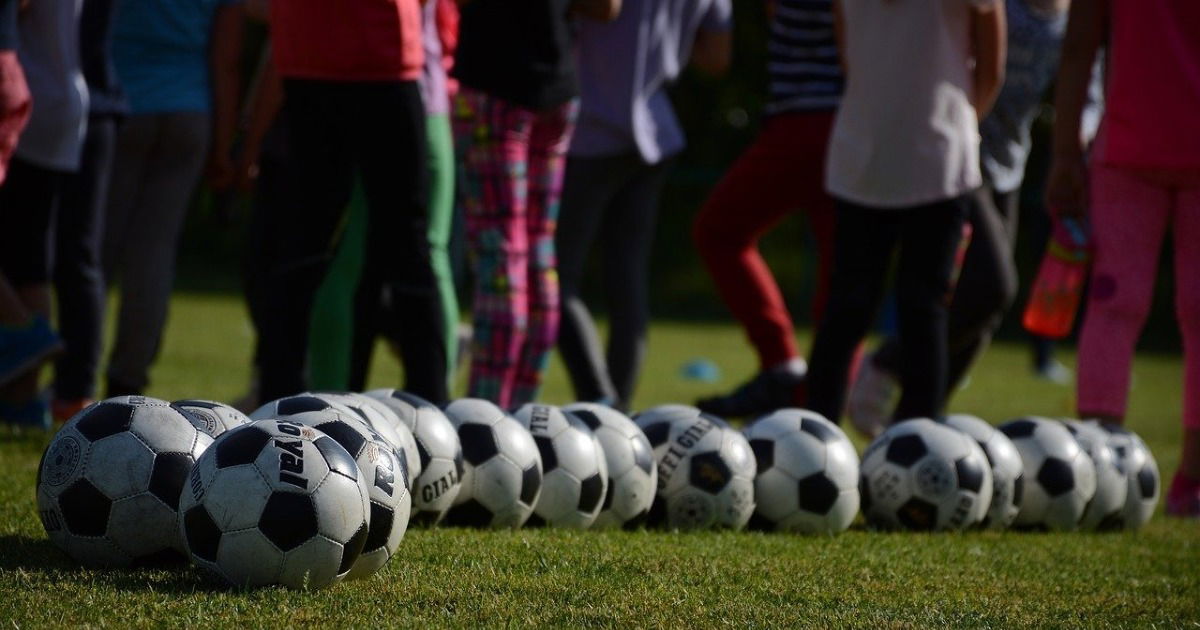 Jogos pré-desportivos na Educação Física escolar - Linhas de