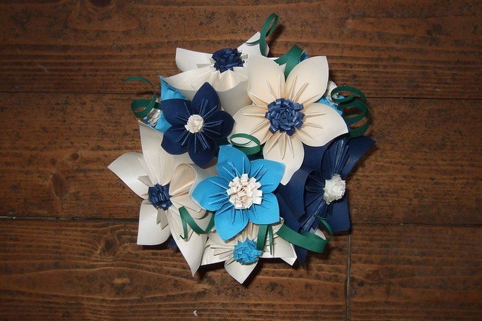 kusudama de flores azuis e brancas