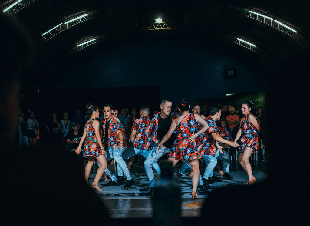 Grupo formado por vários casais dança lambada.