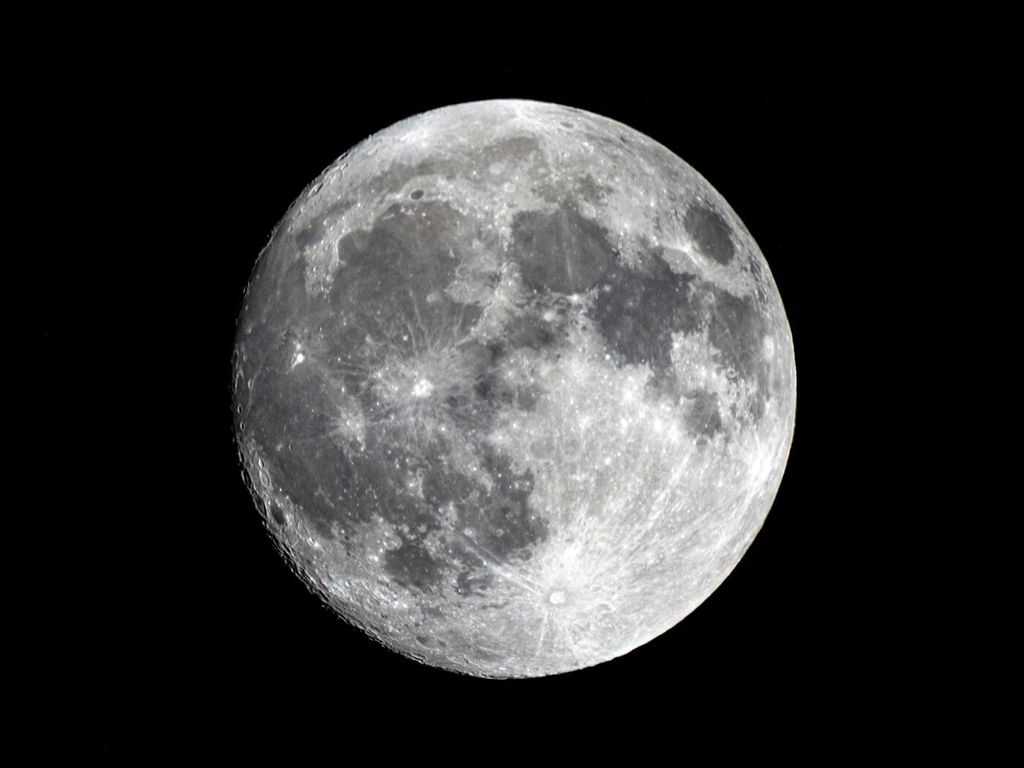 Em fundo preto, do espaço, vê-se a lua completamente cheia, toda a sua superfície visível está iluminada.