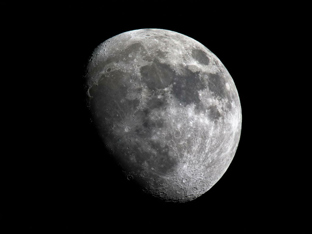 Em fundo preto, do espaço, vê-se a lua com a maior parte da sua superfície iluminada.