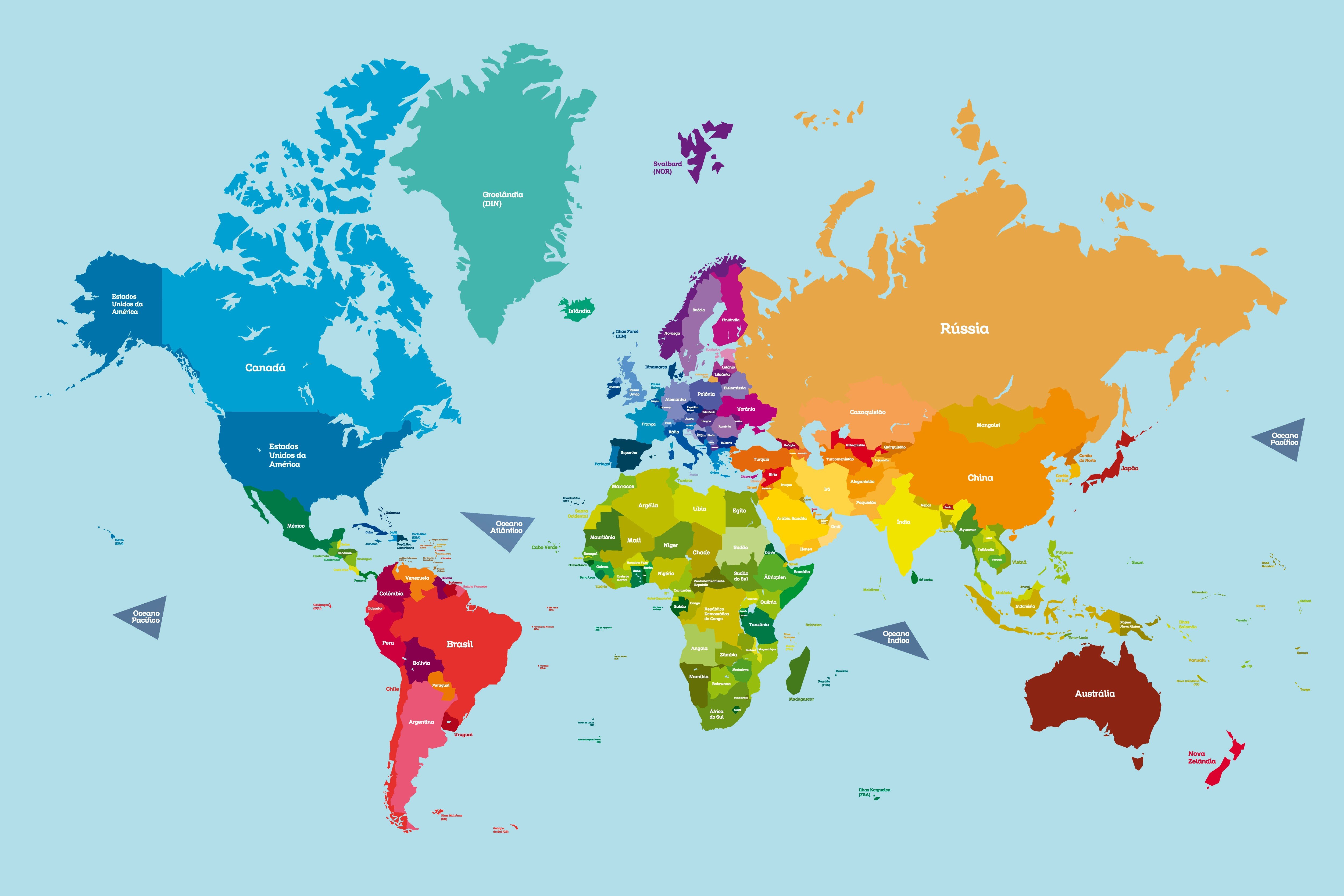 Mapa-mundo colorido com o nome dos países e dos oceanos.