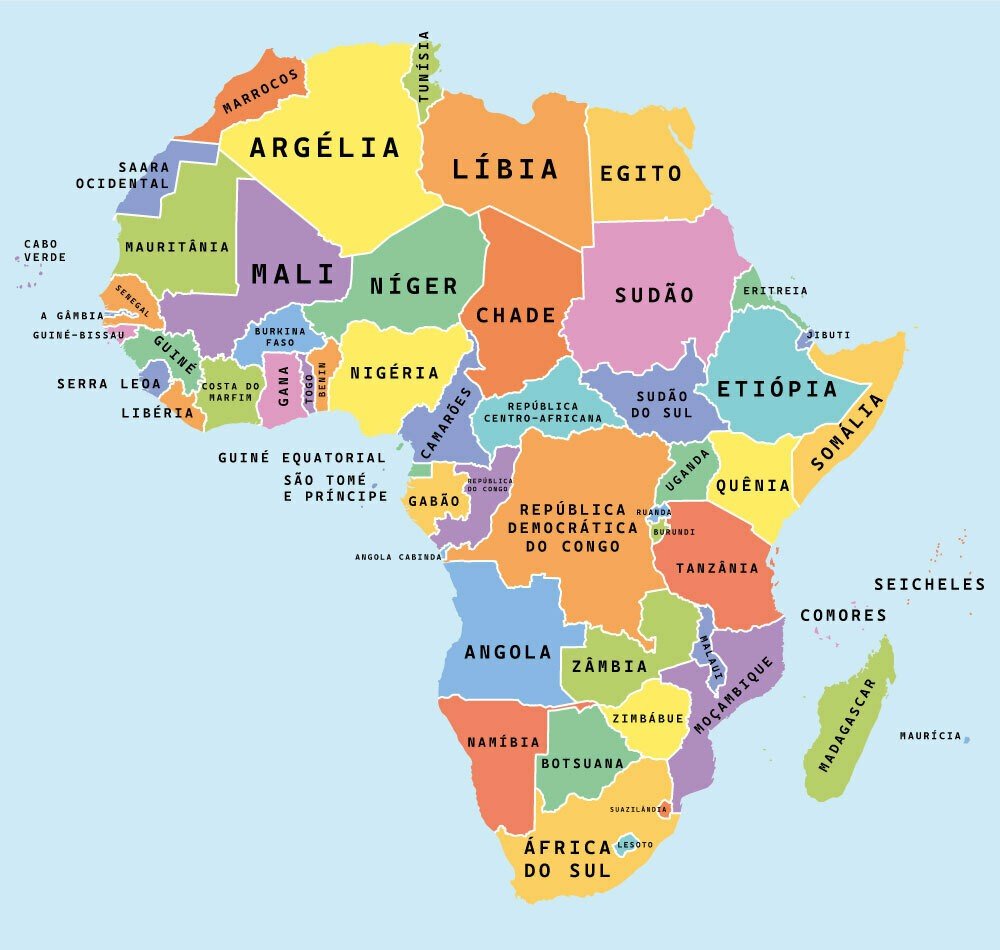Mapa político da África, com o nome de todos os países em diferentes cores.