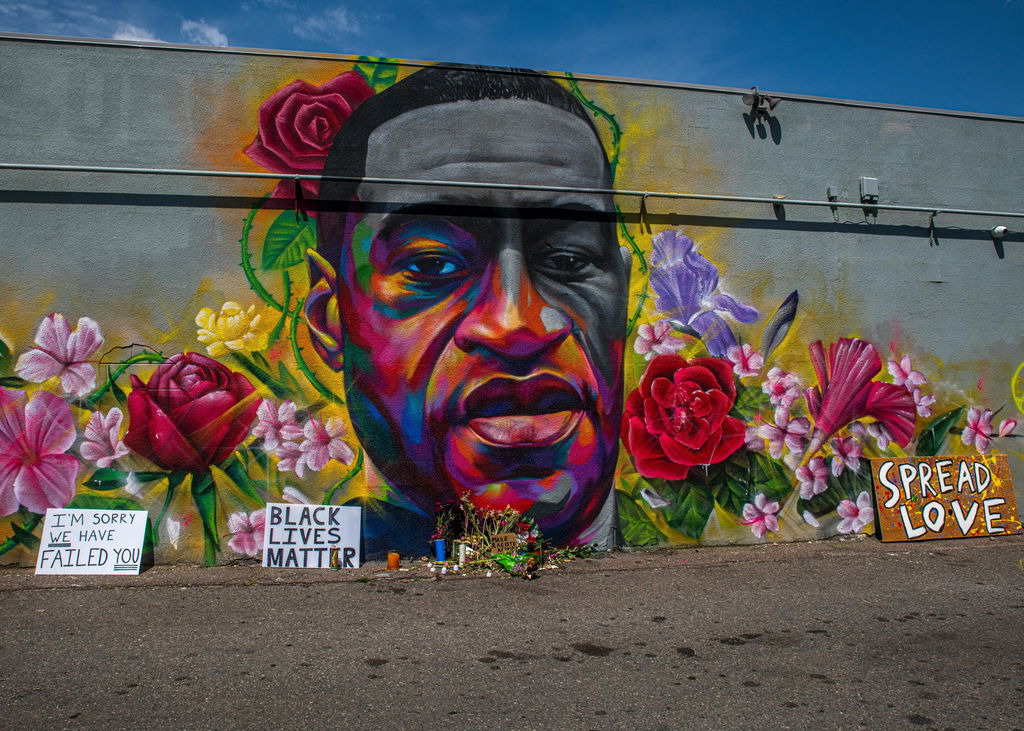 Memorial em cores vibrantes em homenagem a George Floyd, vítima de violência policial nos Estados Unidos.