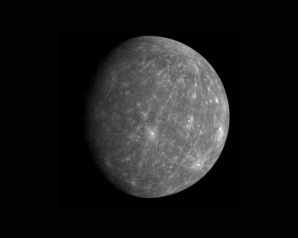 Planeta Mercúrio com a superfície acinzentada.