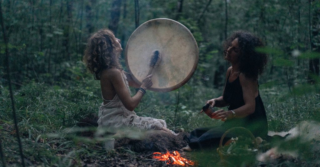 Mulher em ritual mágico na floresta