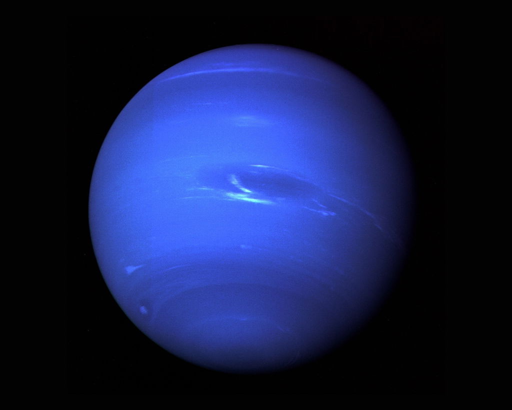 Planeta Netuno com superfície azul em fundo preto.