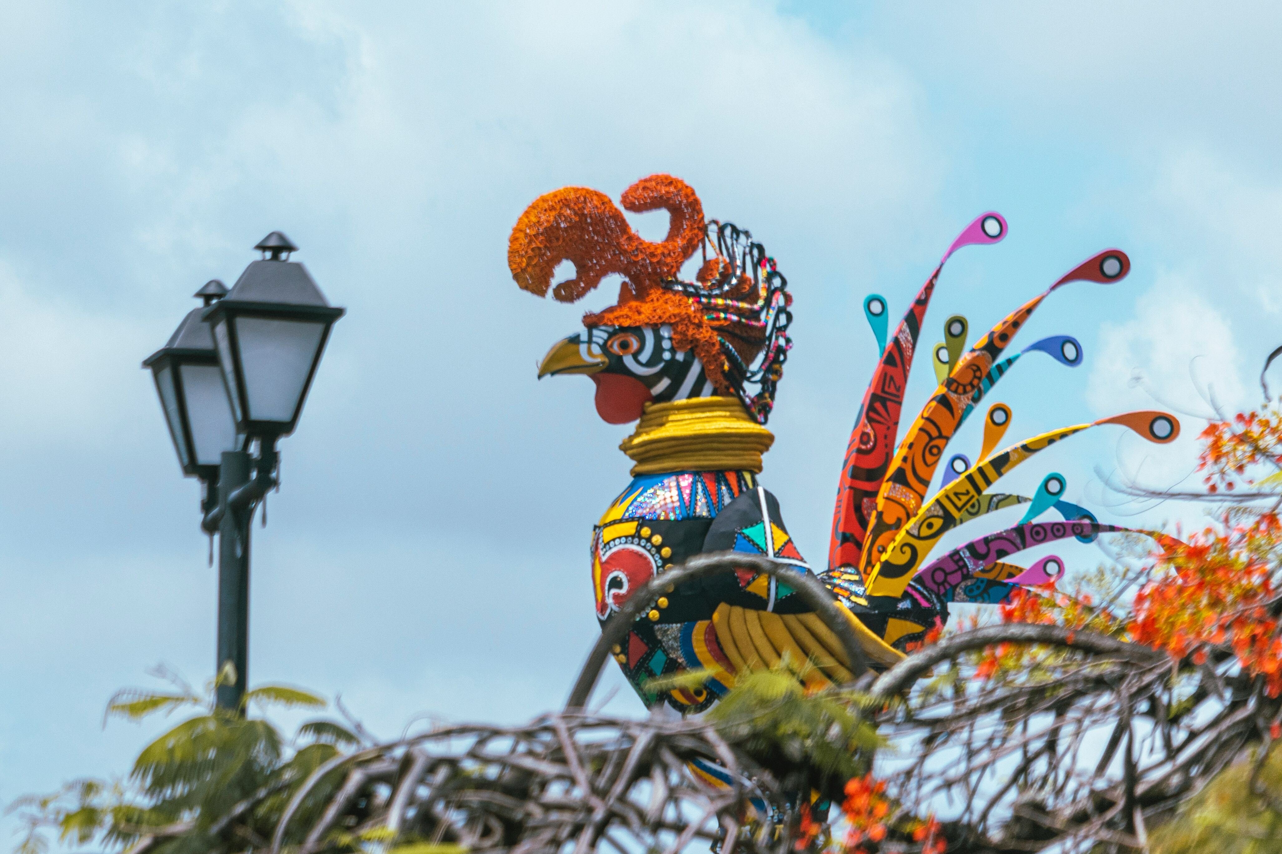 Estátua grandiosa e colorida do Galo da Madrugada, bloco de carnaval de Recife.