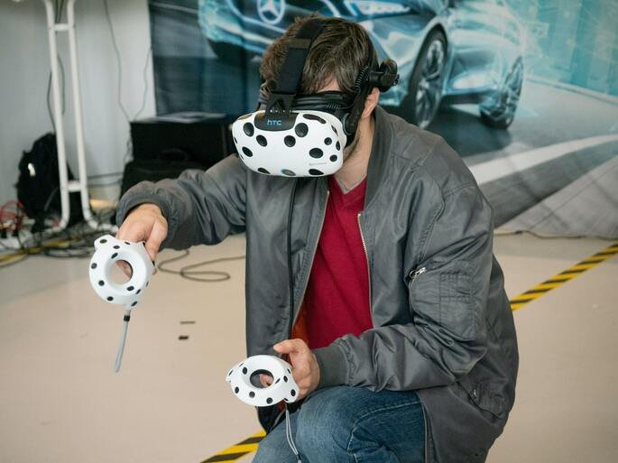 Óculos e controles para jogos de realidade virtual.
