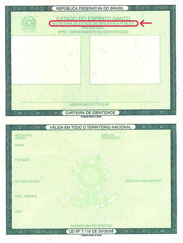 Parte da frente do antigo modelo de RG brasileiro, com o nome do órgão emissor na parte superior destacado de vermelho