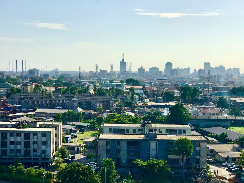 Vista de Lagos, na Nigéria, com seus prédios e áreas verdes.