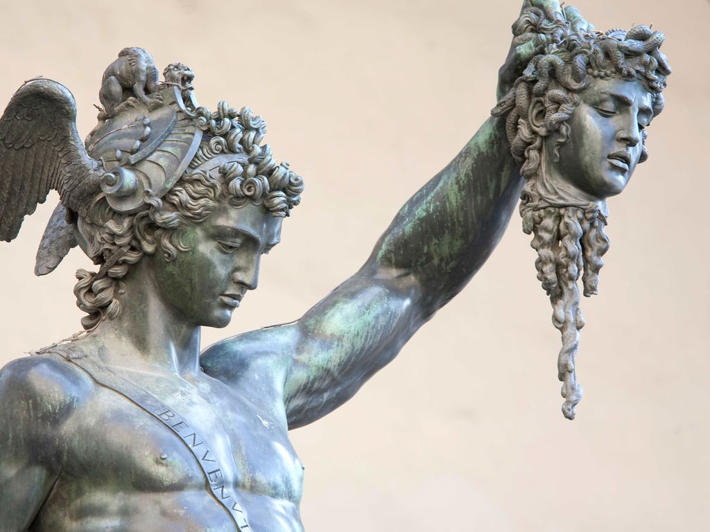 Perseu segurando a cabeça da Medusa