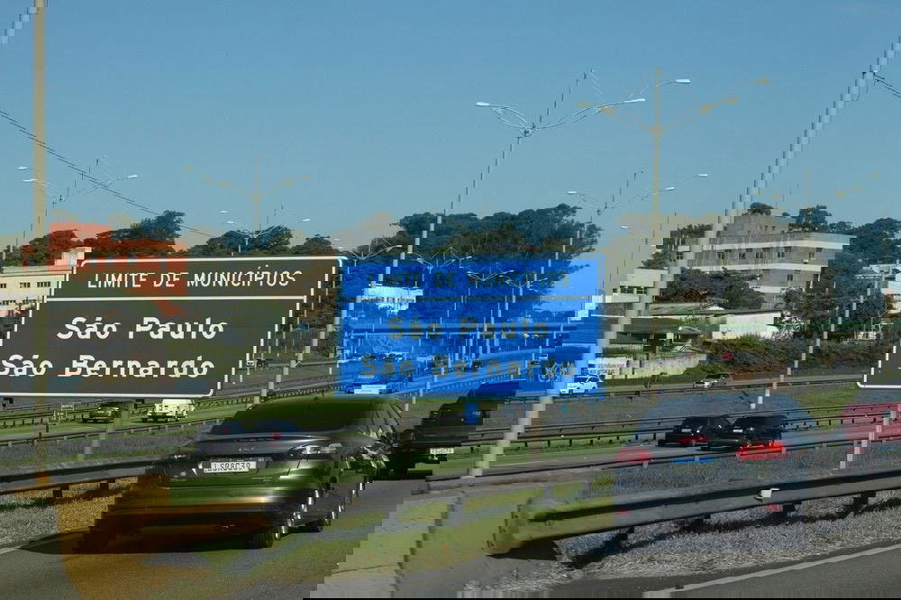 Placas de trânsito de indicação na cor azul.