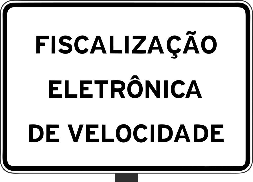 Placas de trânsito educativa na cor branca sobre radares na pista.