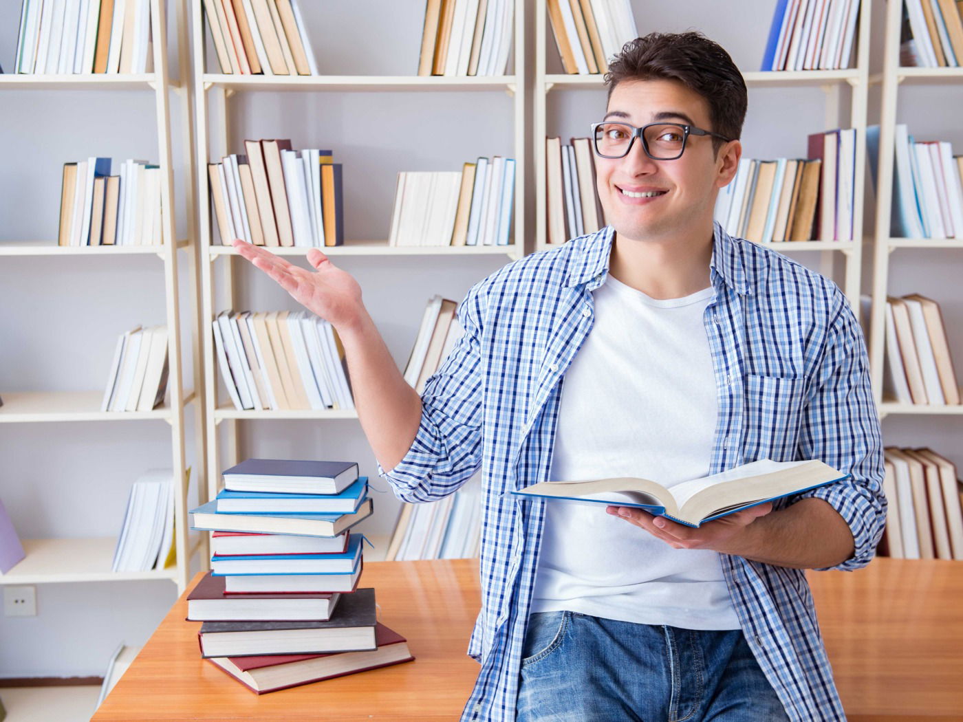 Preparing for reading. Студент с книгами. Студенты готовятся к экзаменам вид сверху. Ученики готовятся к экзаменам вид сверху. Экзамен стоковое фото.