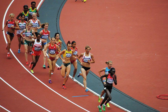 atletas disputando corrida de 5000 metros