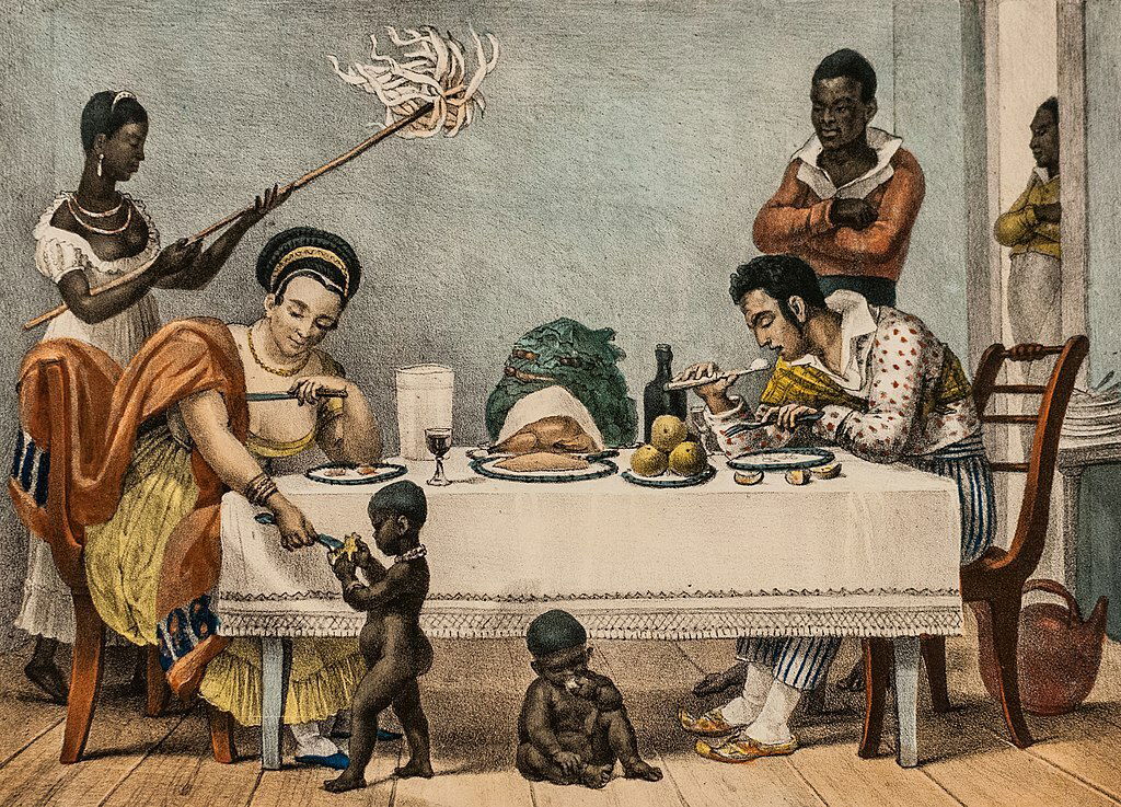 Quadro em tons de cinza, laranja e branco, que retrata uma família branca sendo servida por um grupo de pessoas negras, no período escravista do Brasil.