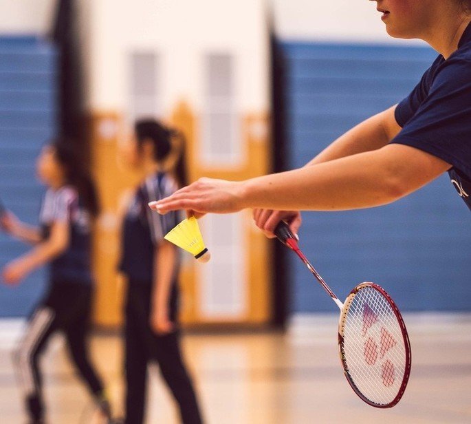 raquete e peteca de badminton antes de um lançamento