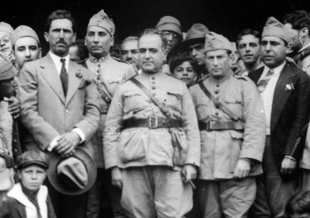 Getúlio Vargas ao centro cercado de apoiadores políticos na Revolução de 1930.