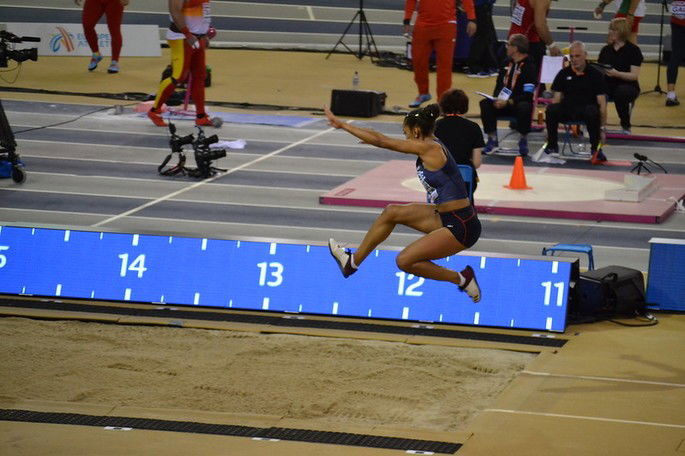Atleta saltando (salto triplo)