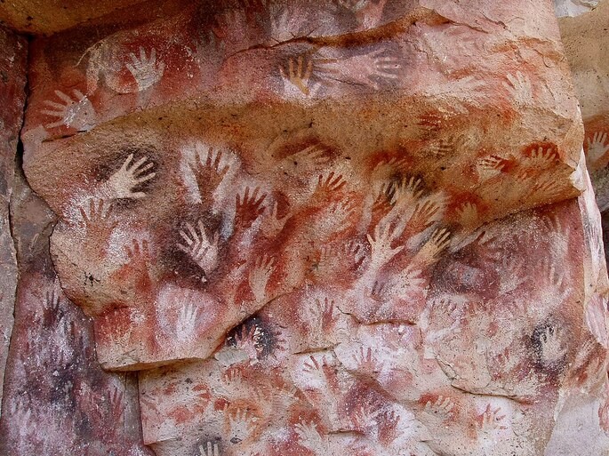 Pintura feita com mãos em negativo há 9 mil anos em Cova das Mãos, Argentina. 