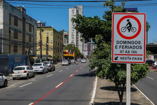 placa de trânsito linguagem mista