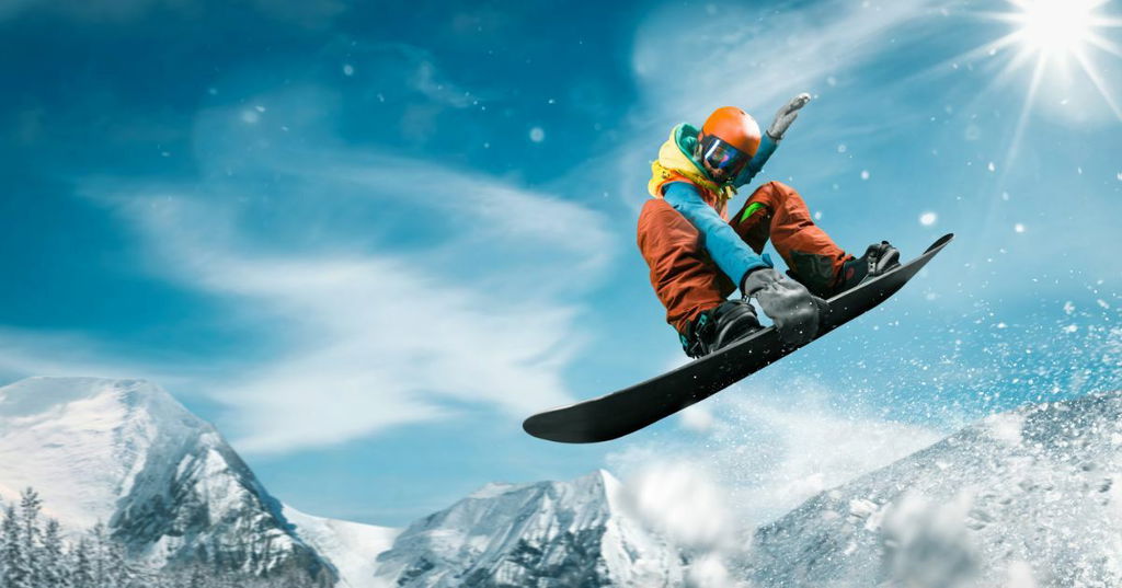 Praticante de snowboard saltando