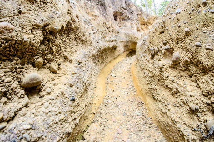 estrada em meio a um solo pedregoso (calcário)
