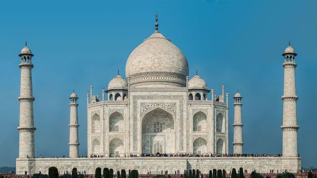 O Taj Mahal, na Índia, foi construído inteiramente com mármore