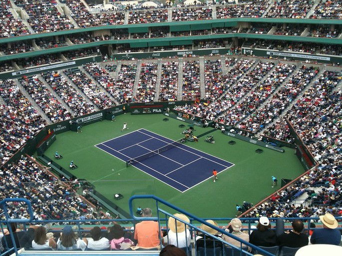 estádio assistindo partida de tênis